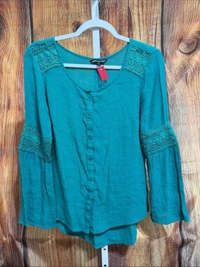 🚨(4/$10) Unique Spectrum Button Lace Blouse Size M